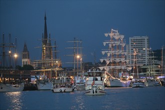 France, Haute Normandie, Seine Maritime, Seine, Rouen, armada 2008, grands voiliers, nuit, ciel d'orage, cathedrale,