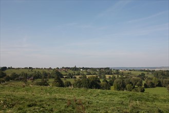 France, Haute Normandie, Seine Maritime, pays de bray, massy, labyrinthe vegetal artmazia, fonde par l'artiste Geoff Troll, vue sur la boutonniere du pays de bray, panorama, paysage,