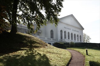 France, Haute Normandie, Seine Maritime, pays de bray, forges les eaux, chemin et facade du casino, parc du casino