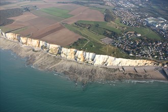 France, picardie somme, pays de la bresle maritime, vue aerienne, littoral, cote d'albatre, falaises, entre mers et le bois de cise