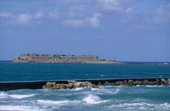 France, Basse Normandie, Manche, Cotentin, Cherbourg, grande rade est, 
digue de collignon, au fond fort de l'ile pelee, houle,