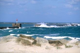 France, Basse Normandie, Manche, Cotentin, Cherbourg, grande rade est, 
digue de collignon, au fond fort de l'ile pelee, houle, plage, sable,