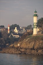 France, Bretagne, Finistere sud, Cornouaille, port de doelan, commune de clohars carnoet, les deux phares, maisons,