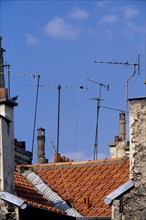 France, environnement, toits, tuiles, antennes de television, rateaux, reception, emissions, tv, pollution visuelle, parabole,