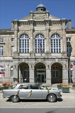 France, Basse Normandie, orne, domfront, hotel de ville, institution, mairie, voiture de mariage 404 peugeot stationnee,