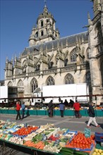 France, Basse Normandie, orne, argentan, centre ville, marche au pied de l'eglise Saint-Germain,