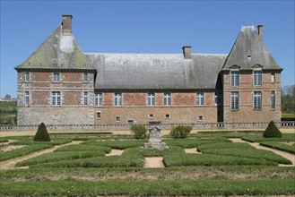 France, Basse Normandie, orne, chateau de carrouges, jardin a la francaise, parc, arriere du chateau, appareil de briques,