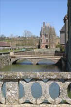 France, Basse Normandie, orne, chateau de carrouges, detail balustrade du parc, chatelet, appareil de briques,
