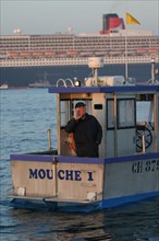 France, Basse Normandie, Manche, Cotentin, Cherbourg, rade, premiere escale francaise du paquebot Queen Mary II le 14 avril 2004, compagnie cunard, plaisancier, pecheur, accueil au port,