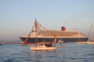 France, Basse Normandie, Manche, Cotentin, Cherbourg, rade, premiere escale francaise du paquebot Queen Mary II le 14 avril 2004, compagnie cunard, plaisanciers, voiliers, accueil au port,