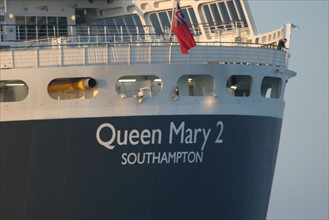 France, Basse Normandie, Manche, Cotentin, Cherbourg, rade, premiere escale francaise du paquebot Queen Mary II le 14 avril 2004, compagnie cunard, remorqueur, accueil au port,