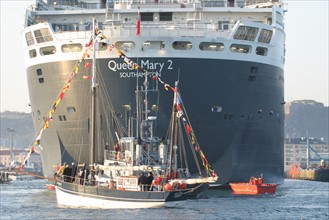 France, Basse Normandie, Manche, Cotentin, Cherbourg, rade, premiere escale francaise du paquebot Queen Mary II le 14 avril 2004, compagnie cunard, chalutierr, accueil au port,