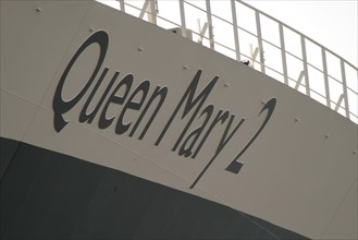 France, Basse Normandie, Manche, Cotentin, Cherbourg, rade, premiere escale francaise du paquebot Queen Mary II le 14 avril 2004, compagnie cunard, avant du navire,