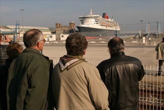 France, Basse Normandie, Manche, Cotentin, Cherbourg, rade, premiere escale francaise du paquebot Queen Mary II le 14 avril 2004, compagnie cunard, public, spectateurs derriere des grilles,