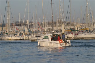 France, Basse Normandie, Manche, Cotentin, Cherbourg, port chantereyne et bateaux de plaisance, vedette, navigation loisir,