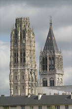 France, Haute Normandie, Seine Maritime, Rouen, cathedrale Notre-Dame, tour du beurre et tour Saint-Romain, perspective depuis la rue Saint-Romain, ciel nuageux,