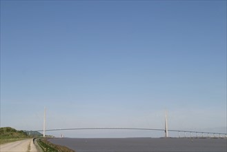 France, Haute Normandie, Seine Maritime, vallee de la Seine, pont de Normandie, panorama, chemin de halage,