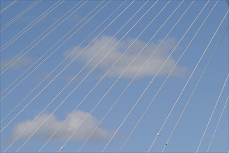 France, Haute Normandie, Seine Maritime, pont de Normandie, detail des haubans et ciel nuageux,