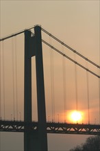 France, Haute Normandie, Seine Maritime, vallee de la Seine, pont de Tancarville, coucher de soleil, silhouette,