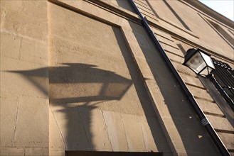 France, Paris 03, le marais, 4 rue de braque, lampadaire et son ombre, eclairage urbain, mur de pierre,