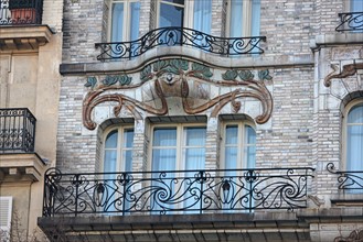 France, Paris 17e, ceramic hotel, 34 avenue de Wagram, architecte Jules Lavirotte, detail ceramique en gres flamme,