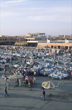 Afrique, maroc, marrakech, place jemaa el fna, foule, echoppes, touristes,