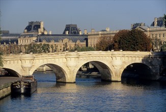 France, paris 6e, la seine, Pont Neuf, fleuve, peniche a quai des grands augustins,