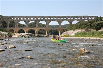 France, languedoc roussillon, gard, site du pont du gard, grand site, paysage, aqueduc romain, riviere le gardon, arches, canoe kayak sur la riviere