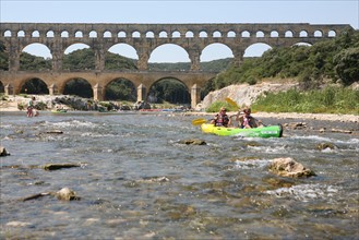 France, languedoc roussillon, gard, site du pont du gard, grand site, paysage, aqueduc romain, riviere le gardon, arches, canoe kayak sur la riviere