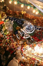 France, alsace, bas rhin, strasbourg, marche de Noel 2006, festivites, decor, sapin, boules, guirlandes, arbre de noel, commerce, ambiance, hiver, vin chaud, fete, tradition,