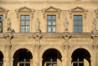 France, paris 1e, musee du louvre, facade, cour Napoleon, statue, sculpture, decor,