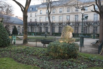 France, ile de france, paris 3e, le marais, rue payenne, square georges cain, hotel de saint fargeau, carnavalet, effet de lumiere sur une statue, archeologie, jardin public,