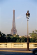 France, paris 8e, la seine, pont de la concorde, parapet, balustres, lampadaire, tour eiffel,