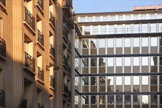 France, paris 7e, rue de grenelle, contraste entre un immeuble de pierre de taille et une facade d'immeuble vitre, architecture,