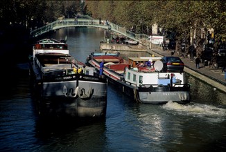 France, paris 10e, canal saint martin, deux peniches, transport fluvial, navire, eau, berges, ponts, passerelles, atmosphere, hotel du nord,