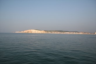 France, somme, entre picardie et Normandie, mers les bains, face au treport, pays de la bresle maritime, vue sur la cote et les falaises, cote d'albatre, depuis le large,