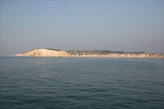 France, somme, entre picardie et Normandie, mers les bains, face au treport, pays de la bresle maritime, vue sur la cote et les falaises, cote d'albatre, depuis le large,