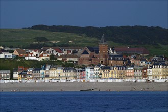 France, somme, entre picardie et Normandie, mers les bains, face au treport, pays de la bresle maritime, vue sur le front de mer et la plages, cote d'albatre,