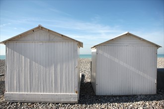 France, somme, entre picardie et Normandie, mers les bains, face au treport, pays de la bresle maritime, cote d'albatre, plage, galets, cabines de bains, station balneaire,