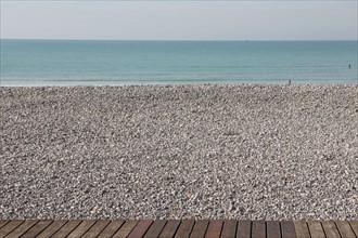 France, somme, entre picardie et Normandie, mers les bains, face au treport, pays de la bresle maritime, cote d'albatre, plage, galets, cabines de bains, station balneaire,