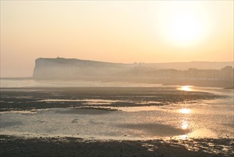 France, somme, entre picardie et Normandie, mers les bains, face au treport, pays de la bresle maritime, vue sur la cote et les falaises, cote d'albatre, coucher de soleil,