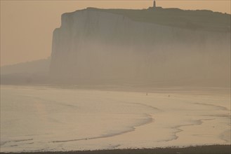 France, somme, entre picardie et Normandie, mers les bains, face au treport, pays de la bresle maritime, vue sur la cote et les falaises, cote d'albatre, mers les bains, brume matinale, mer,