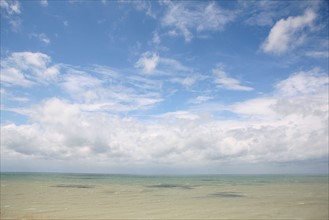 France, picardie, somme, ault, pays de la bresle maritime, chemin des douaniers, promenade, randonnee, panorama, vent, vagues, ciel nuageux,