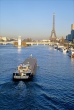France, paris 16e, la seine, peniche au niveau du pont de grenelle, statue de la liberte en travaux,