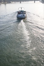 France, ile de france, hauts de seine, boulogne billancourt, la seine, transport fluvial, peniche, trace de route dans l'eau,