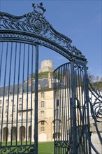 France, ile de france, val d'oise, la roche guyon, la seine, chateau, monument historique, architecture defensive, donjon, grille, entree,
