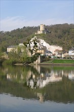 France, ile de france, val d'oise, la roche guyon, la seine, chateau, monument historique, architecture defensive, donjon, berges du fleuve, reflet dans l'eau,