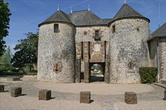 France, pays de loire, sarthe, fresnay sur sarthe, chateau du 11e siecle, medieval, entree du jardin de l'hotel de ville, tours,