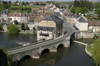 France, pays de loire, sarthe, fresnay sur sarthe, panorama depuis la terrasse de l'hotel de ville, pont, riviere, maisons, fortifications medievales,