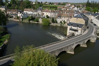 France, pays de loire, sarthe, fresnay sur sarthe, panorama depuis la terrasse de l'hotel de ville, pont, riviere, maisons, fortifications medievales,